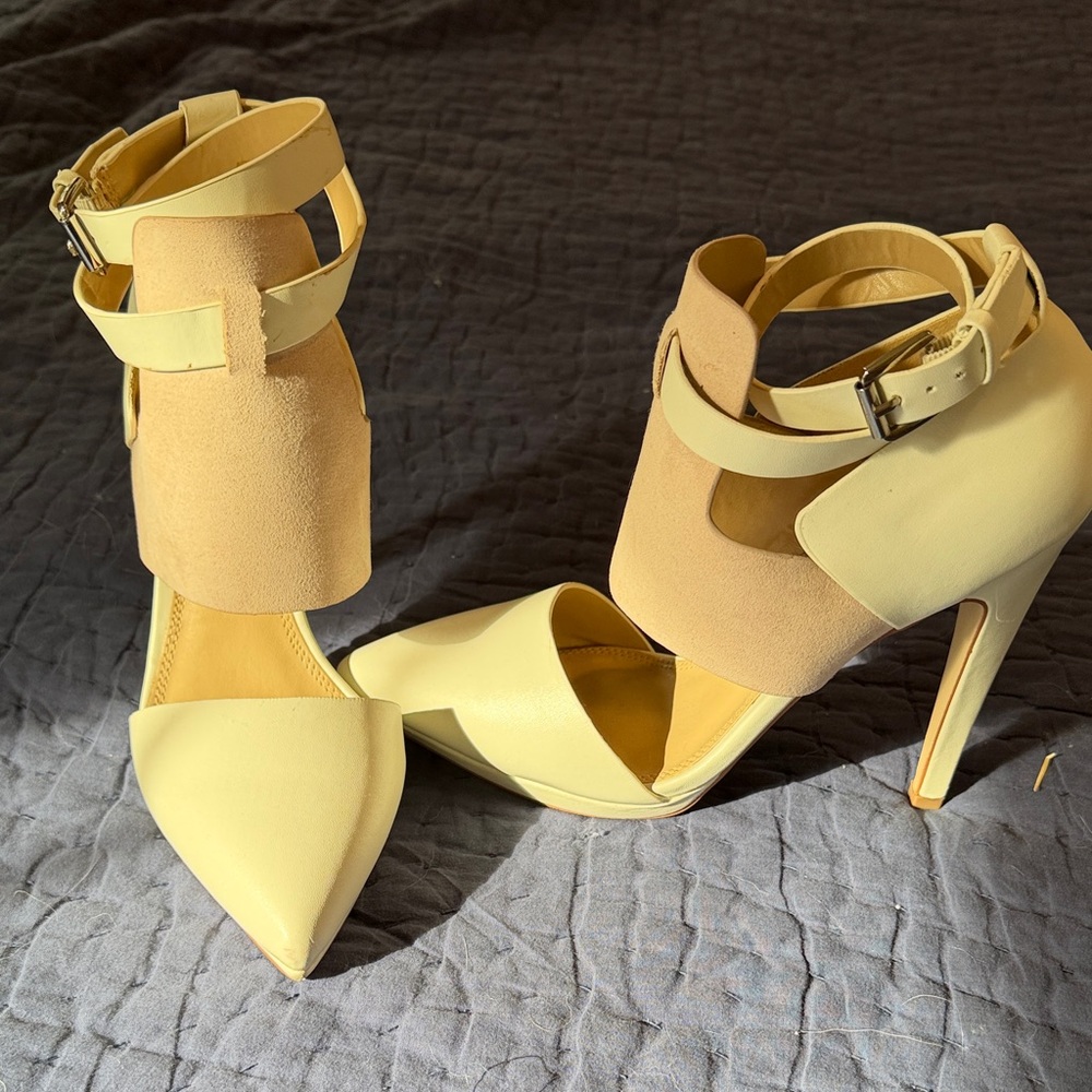 Izabella Rue Two-Tone Beige and Cream Heels